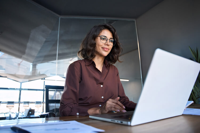 A female HR manager is assessing in-demand AI skills on her laptop to determine which candidates have the right skills for your organization.