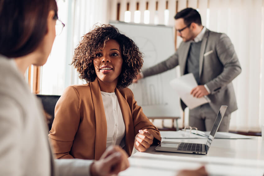 Recruteuse en comptabilité et finance aidant une entreprise à trouver les meilleurs talents en finance pendant leurs projets de transformation financière.