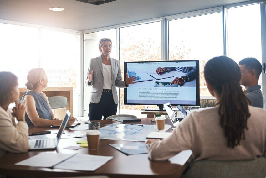 Female HR professional preparing HR team for the 2024 September hiring surge.