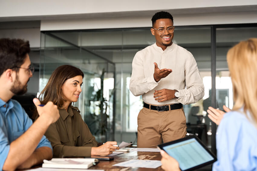 Un groupe de responsables financiers discutant de la façon dont les solutions de gestion des talents peuvent appuyer les stratégies de limitation des coûts.