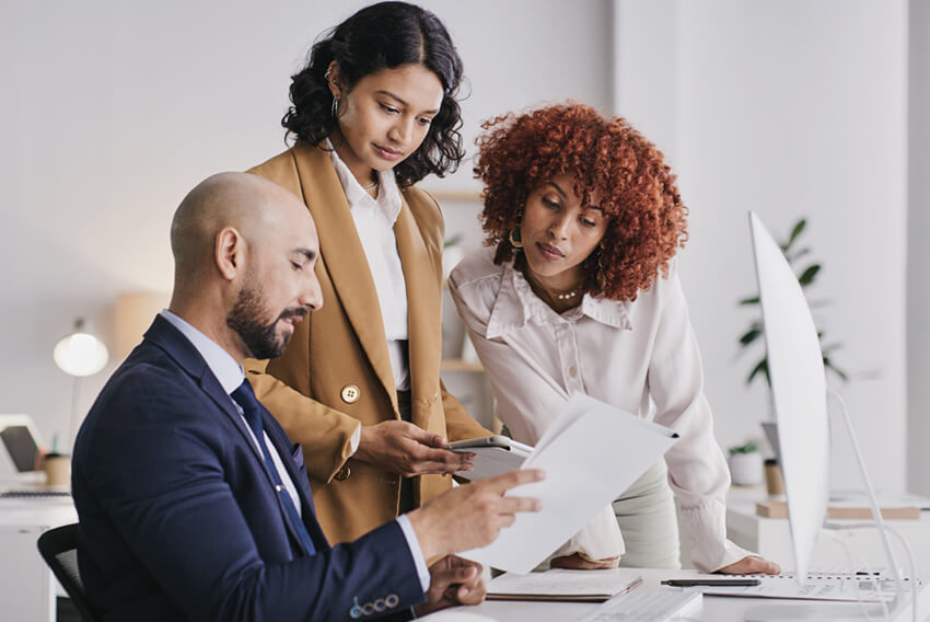 Des coéquipiers, hommes comme femmes, discutent de la valeur des experts et des rôles en finance et en comptabilité.